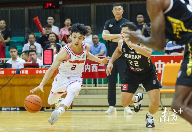 广东宏远队徐杰带球突破。