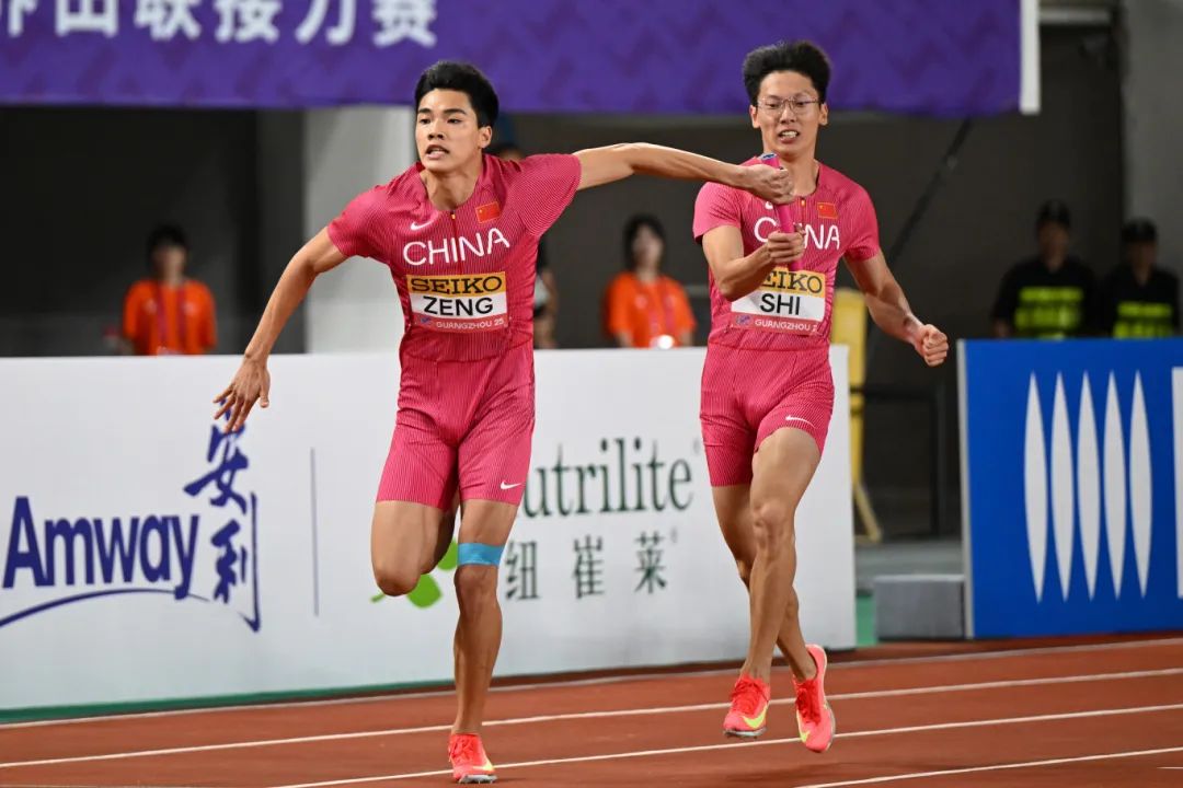第一棒选手施君豪（右）与第二棒选手曾克理在比赛中交接棒.JPG