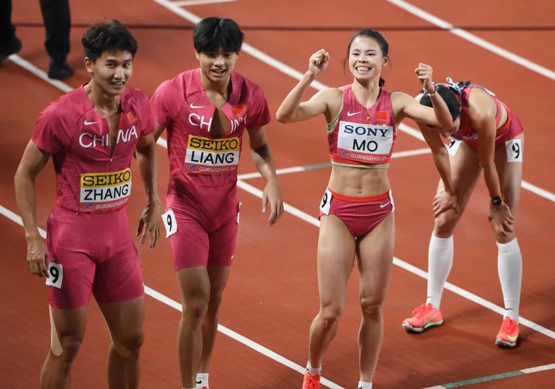 张起宁、梁宝棠、莫家蝶（从左至右）在赛后庆祝.JPG